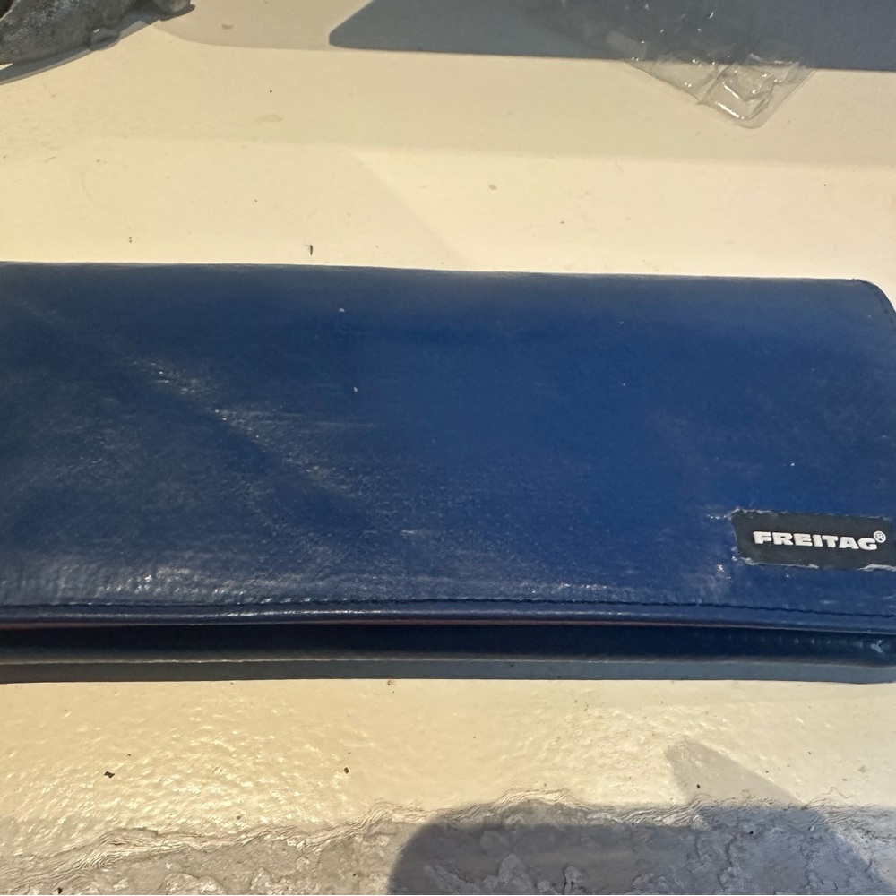 Freitag F554 Max wallet, blue &red- Recycled Truck tarp - Picture 4 of 5